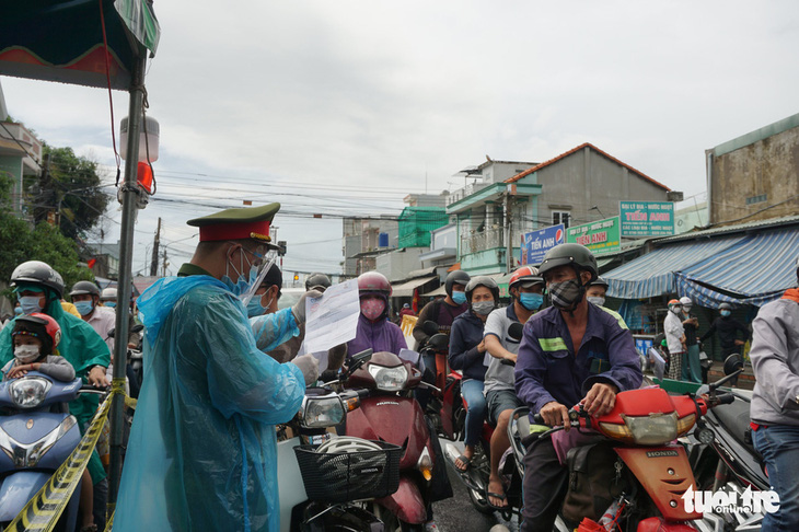 Người 4 tỉnh thành vùng đỏ không ra khỏi khu vực, vì sao? - Ảnh 1.