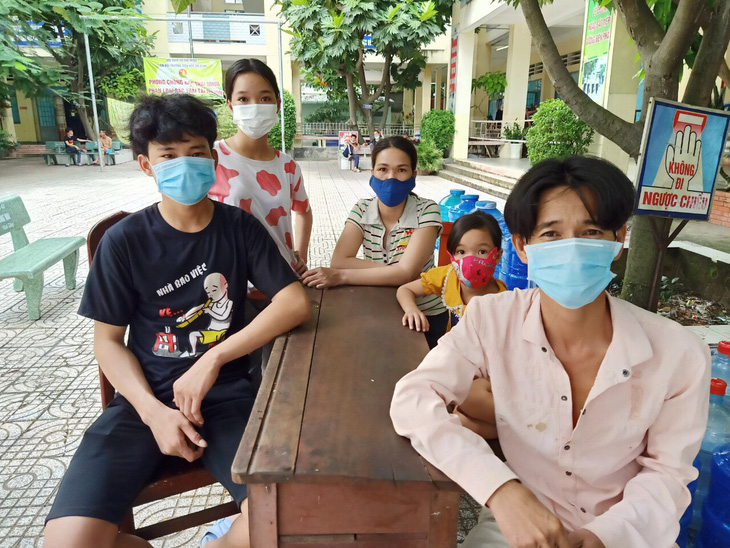 Đôi vợ chồng cùng 2 con nhỏ lội bộ 3 ngày đêm ở Đồng Nai đã được tỉnh Tây Ninh đón về quê - Ảnh 1.