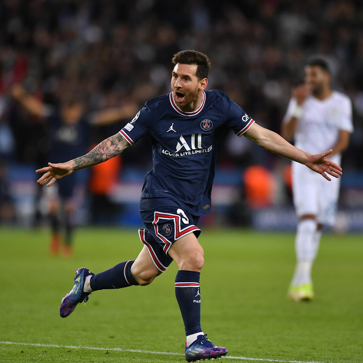 Khoảnh khắc Messi tỏa sáng, ghi bàn đầu tiên trong màu áo PSG - Ảnh 2.
