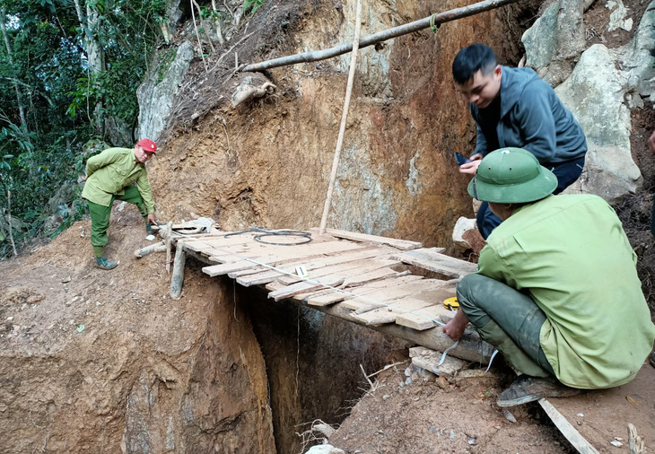 Phát hiện hầm và máy móc đào vàng trái phép gần Khu bảo tồn thiên nhiên Pù Luông - Ảnh 3.