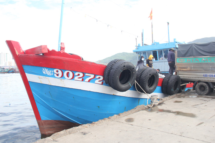 Từ sáng 30-9, cảng cá lớn nhất miền Trung ở Đà Nẵng hoạt động lại - Ảnh 1.
