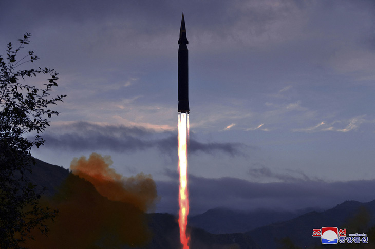 Triều Tiên tuyên bố thử nghiệm thành công tên lửa siêu thanh và công bố ảnh - Ảnh 1.