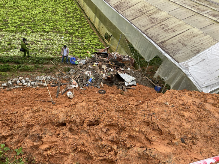 Sập taluy ở Đà Lạt đè chết 2 người trú mưa - Ảnh 1.