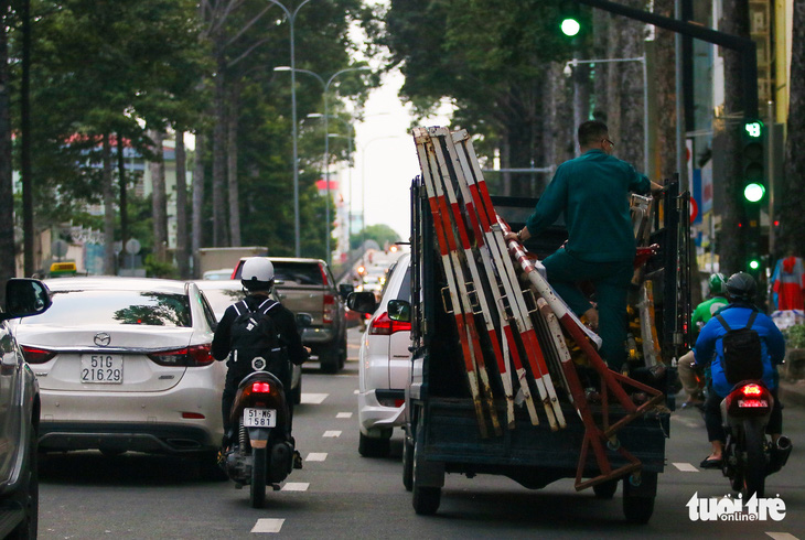 Hàng trăm chốt liên quận đã được tháo dỡ, đường sá TP.HCM nhộn nhịp hẳn - Ảnh 5.