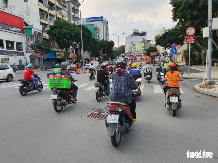 Hàng trăm chốt liên quận đã được tháo dỡ, đường sá TP.HCM nhộn nhịp hẳn - Ảnh 8.