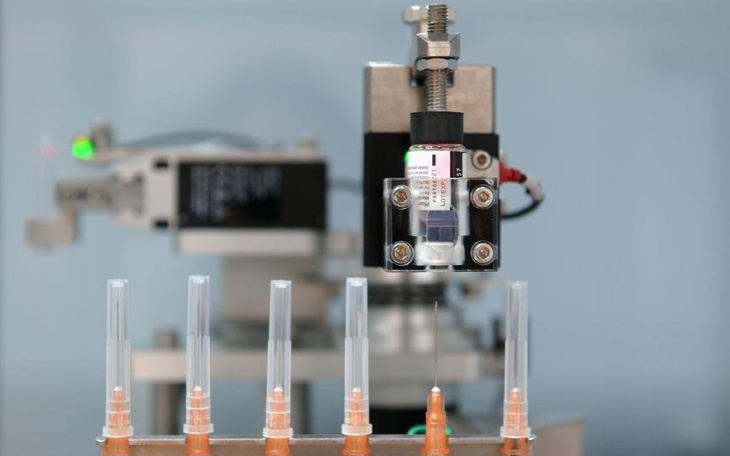 Singapore triển khai máy nạp vắc xin COVID-19 tự động