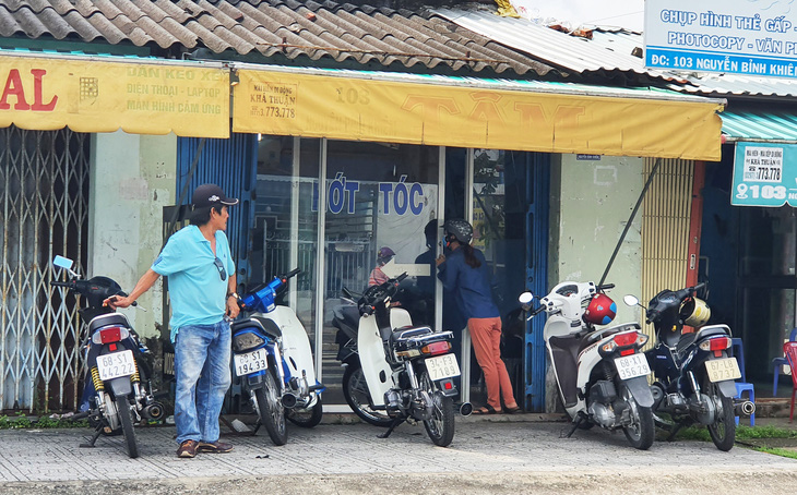 Người dân Kiên Giang ra đường ngày đầu nới giãn cách, nhịp sống gần như bình thường - Ảnh 2.