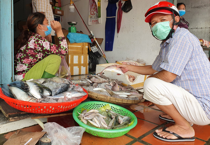 Người dân Kiên Giang ra đường ngày đầu nới giãn cách, nhịp sống gần như bình thường - Ảnh 3.