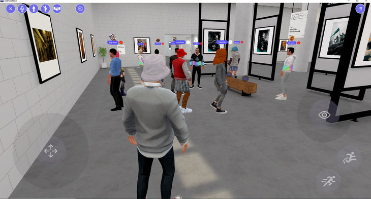 Ngắm tranh, trò chuyện với nhau khi tham quan triển lãm thực tế ảo - Ảnh 2.
