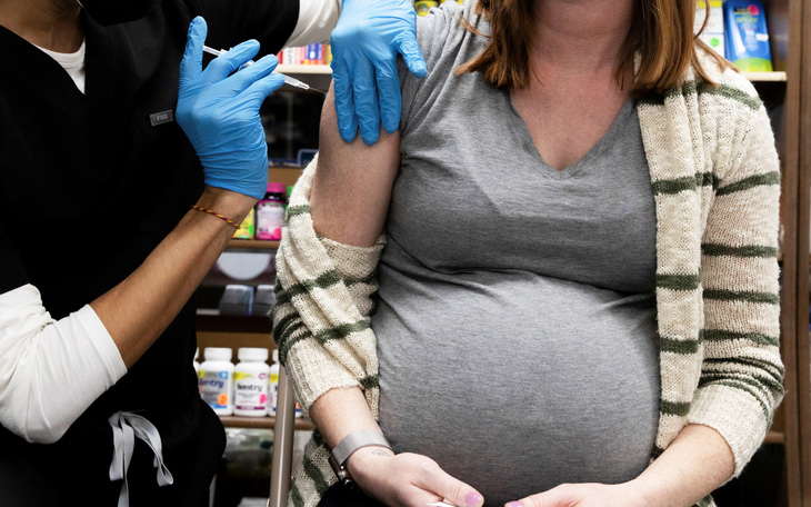 CDC Mỹ: Tiêm vắc xin COVID-19 cho mẹ, kháng thể sẽ truyền cho bé