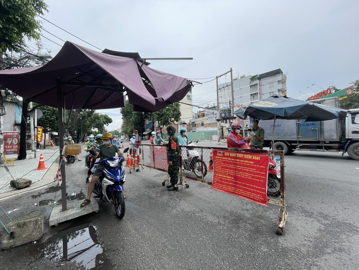 Các chốt hàng rào sắt, dây kẽm gai, tôn... ở TP.HCM đang được tháo dỡ - Ảnh 4.