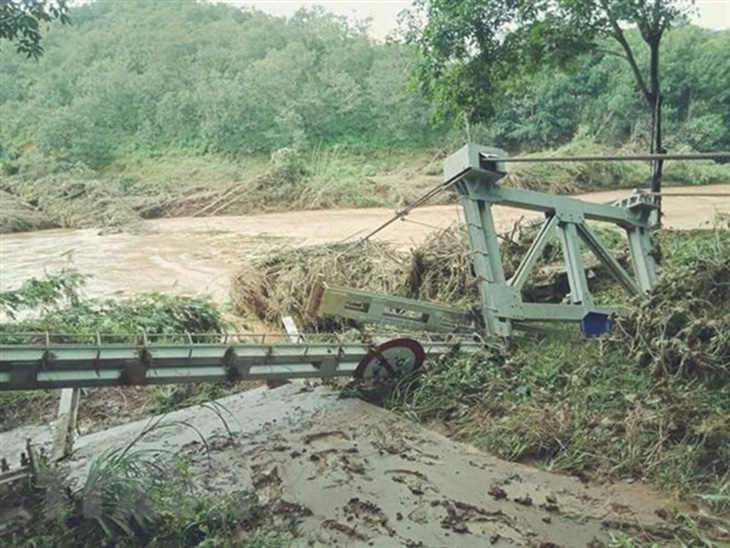 Hàng chục chiến sĩ công an khẩn trương tìm kiếm cháu bé 3 tuổi bị lũ cuốn trôi - Ảnh 1.