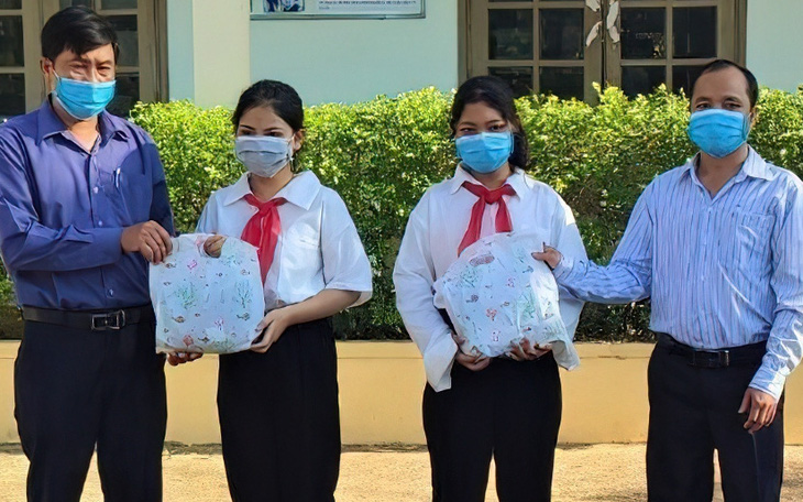 Thủy điện A Vương tặng đồng phục cho học sinh miền núi đến trường