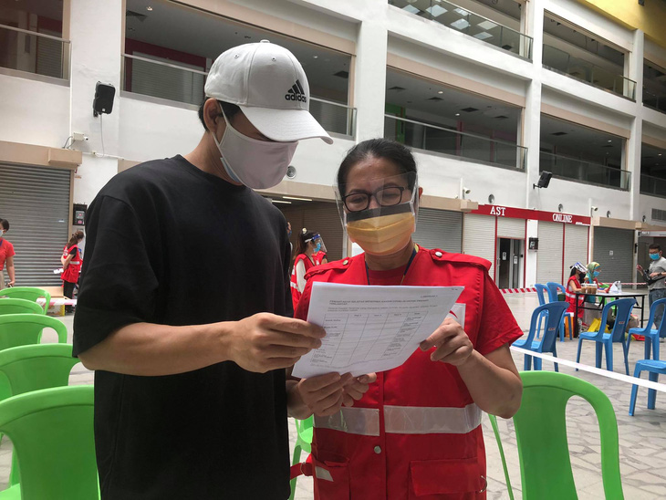 200 lao động Việt Nam ở Malaysia được tiêm vắc xin - Ảnh 1.