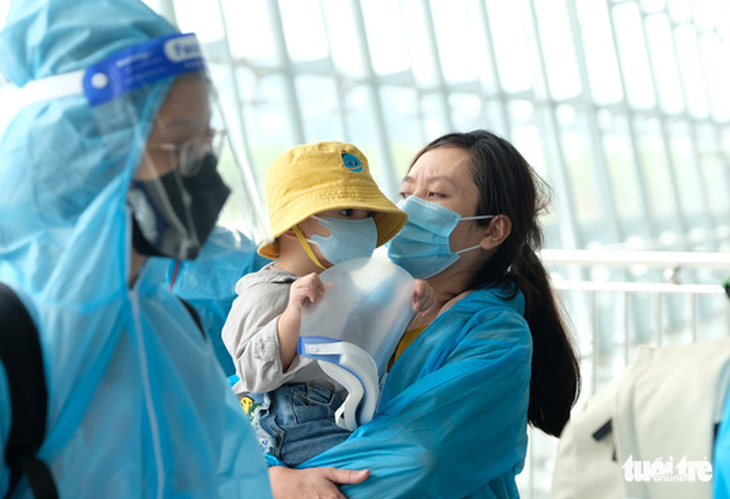Đưa gần 500 thai phụ và người thân về Lâm Đồng bằng máy bay - Ảnh 4.