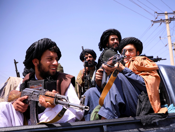 Taliban xả súng chỉ thiên ăn mừng, 17 người chết - Ảnh 1.