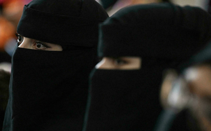Taliban yêu cầu nữ sinh viên đại học mặc áo choàng và quấn khăn che mặt