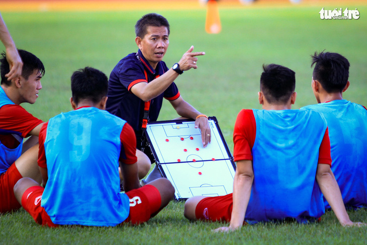 Cựu HLV trưởng U19 Việt Nam Hoàng Anh Tuấn: Trao cơ hội để cầu thủ trẻ chơi bóng - Ảnh 1.