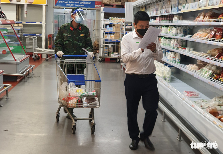 Thủ tướng đề nghị Bộ Công an xử lý nghiêm hành vi bom hàng đi chợ hộ tại TP.HCM - Ảnh 1.