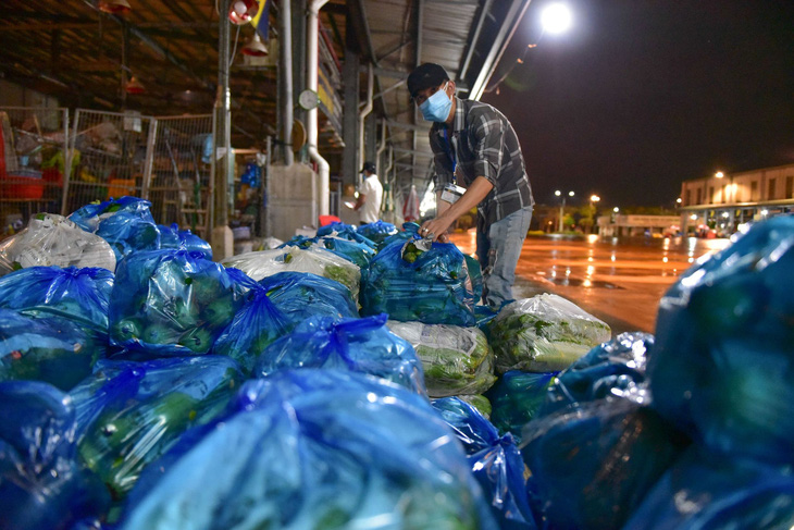 Những xe cá, rau, thịt... đầu tiên về lại chợ Bình Điền, TP.HCM - Ảnh 4.