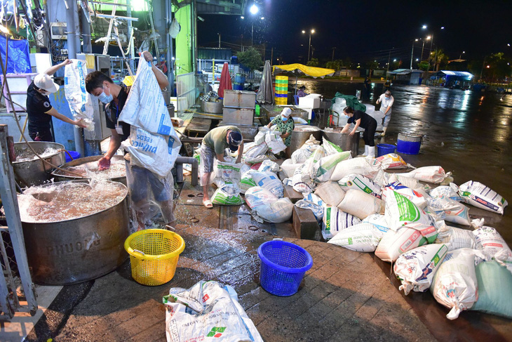Những xe cá, rau, thịt... đầu tiên về lại chợ Bình Điền, TP.HCM - Ảnh 1.