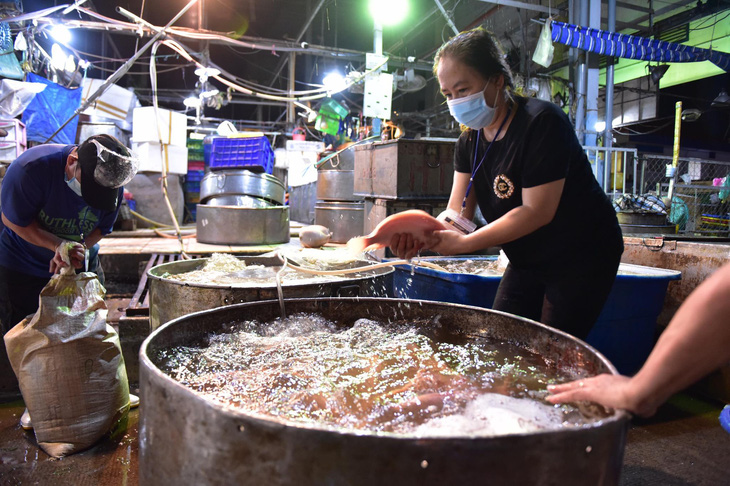 Những xe cá, rau, thịt... đầu tiên về lại chợ Bình Điền, TP.HCM - Ảnh 2.