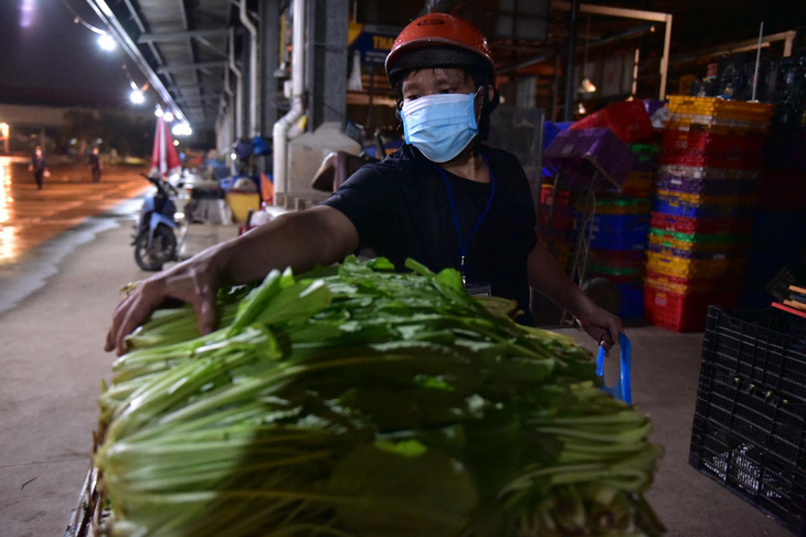 Những xe cá, rau, thịt... đầu tiên về lại chợ Bình Điền, TP.HCM - Ảnh 5.