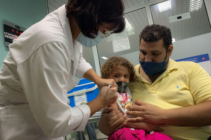 Cuba thành nước đầu tiên tiêm vắc xin COVID-19 cho trẻ 2 tuổi trở lên - Ảnh 1.