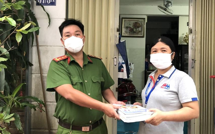 TP.HCM: Công an, quân đội, thầy cô giáo làm shipper sách giáo khoa