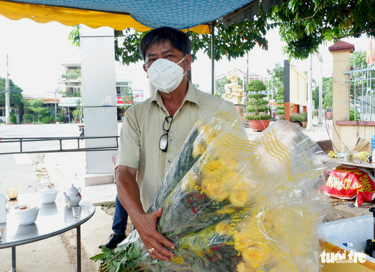 Dân Đồng Tháp Mười đổ đi mua bánh mì, hủ tiếu ăn sáng sau 50 ngày ở yên trong nhà - Ảnh 10.