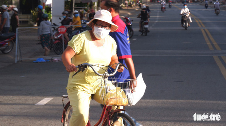 Dân Đồng Tháp Mười đổ đi mua bánh mì, hủ tiếu ăn sáng sau 50 ngày ở yên trong nhà - Ảnh 8.