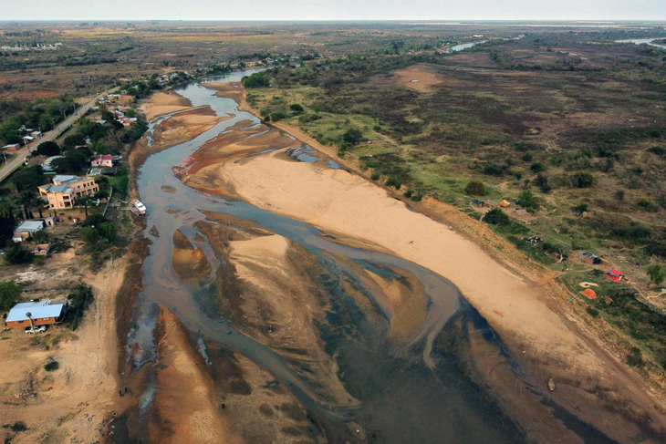 Sông dài thứ hai Nam Mỹ cạn trơ đáy khiến giới chuyên gia lo lắng - Ảnh 1.