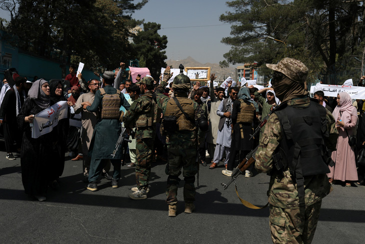 Taliban xả súng chỉ thiên giải tán người biểu tình - Ảnh 1.