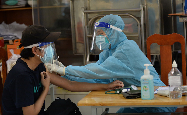 Phú Nhuận dự kiến hoàn thành tiêm vắc xin mũi 2 trước 15-10 - Ảnh 1.