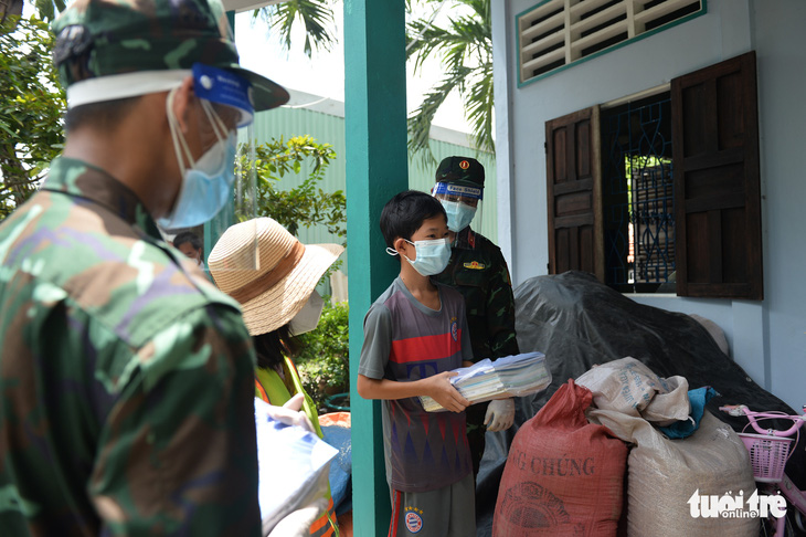 Bộ đội đưa sách giáo khoa đến cho học sinh huyện Bình Chánh, TP.HCM - Ảnh 1.