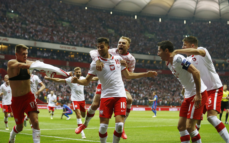 Ba Lan chấm dứt chuỗi trận toàn thắng của tuyển Anh