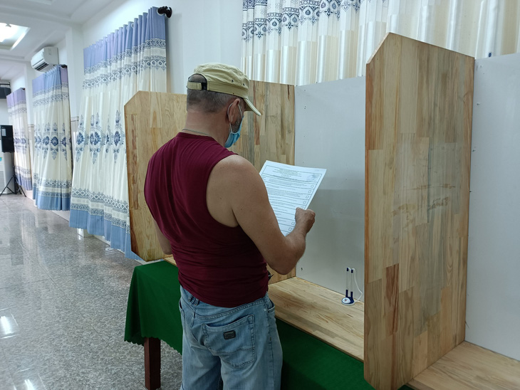 Công dân Nga ở Khánh Hòa bỏ phiếu bầu đại biểu Duma quốc gia - Ảnh 6.