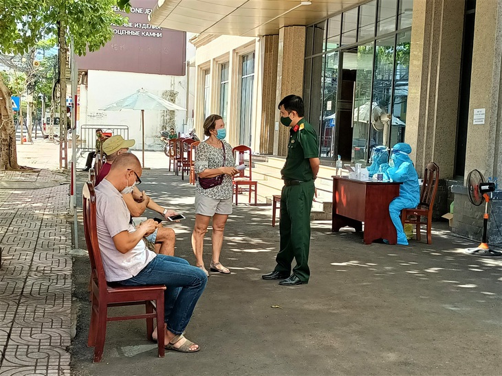 Công dân Nga ở Khánh Hòa bỏ phiếu bầu đại biểu Duma quốc gia - Ảnh 2.