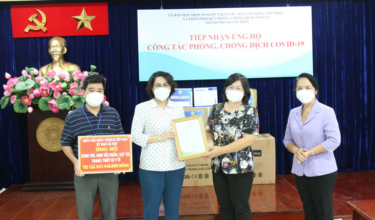Ủy ban xã hội Quốc hội trao kinh phí và vật tư y tế trị giá 847 triệu cho TP.HCM - Ảnh 1.