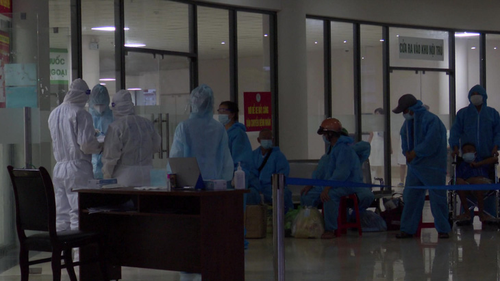 Chuyển 500 người khỏi ổ dịch COVID-19 tại bệnh viện tư nhân lớn nhất Thanh Hóa - Ảnh 2.