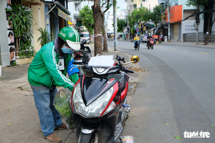 Quán bún bò, cơm tấm... ở TP.HCM chưa thể bán lại vì không mua được nguyên liệu nấu - Ảnh 3.