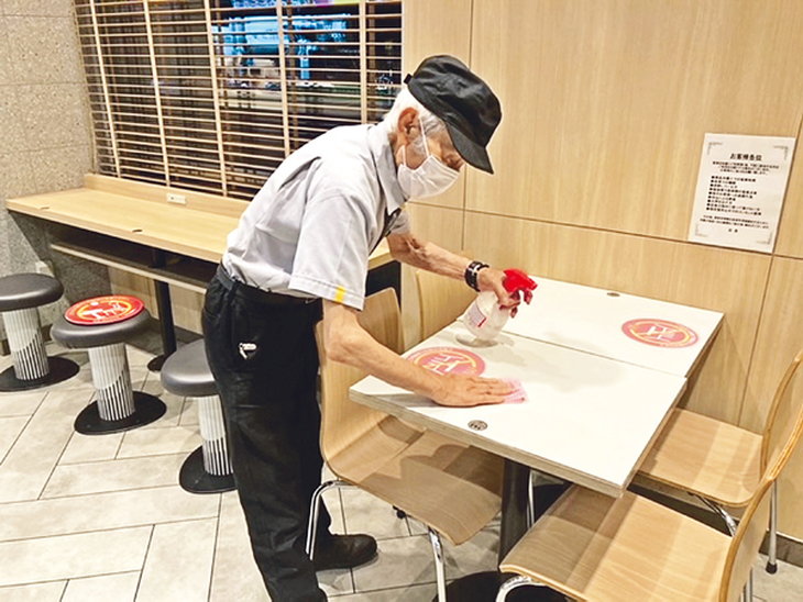 Cụ ông Nhật nổi tiếng vì đi làm phục vụ bàn ở tuổi 93  - Ảnh 1.