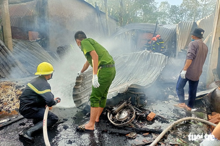 Say xỉn, gã thanh niên bật quẹt đốt rụi nhà mẹ ruột - Ảnh 1.