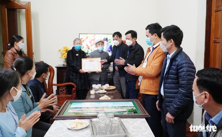Vợ chồng cụ ông 92 tuổi ủng hộ 100 triệu đồng lương hưu cho quỹ chống dịch - Ảnh 4.