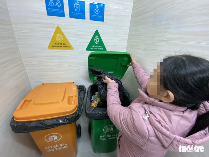 1-1-2022 luật quy định hộ gia đình phải phân loại rác thải, nhưng vẫn lộn xộn - Ảnh 2.
