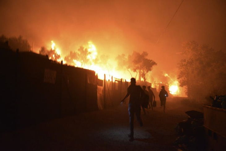 Hỏa hoạn cướp đi nơi ở của 5.000 người tị nạn tại Bangladesh - Ảnh 1.