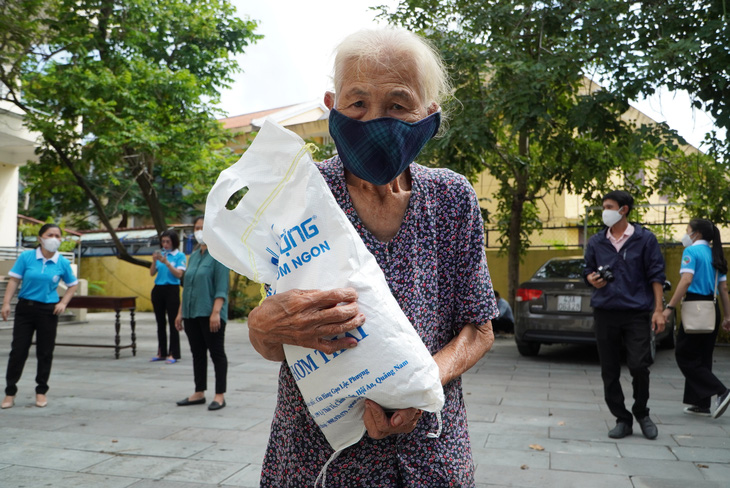 Hội An xin hỗ trợ gạo cho dân có nguy cơ bị thiếu đói dịp Tết: Tại mẫu tờ trình bộ quy định? - Ảnh 1.