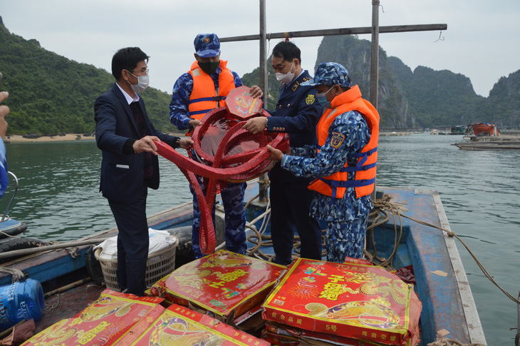 Thu giữ gần 300kg pháo nổ nhãn hiệu Trung Quốc trên vùng biển Vân Đồn - Ảnh 1.