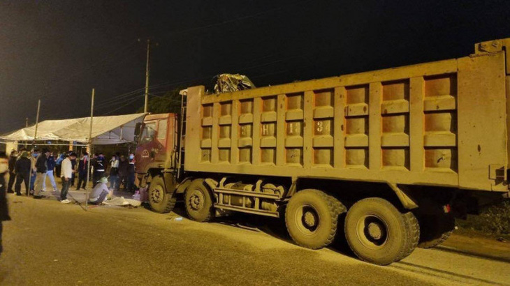 Bị xe tải tông, 4 người trong một gia đình tử vong tại Thanh Hóa - Ảnh 1.