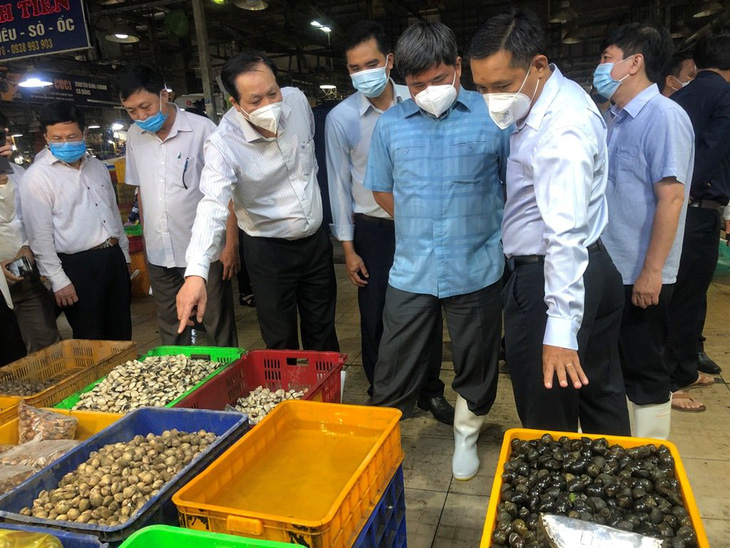 Bộ Nông nghiệp và phát triển nông thôn kiểm tra chợ đầu mối Bình Điền lúc rạng sáng - Ảnh 1.